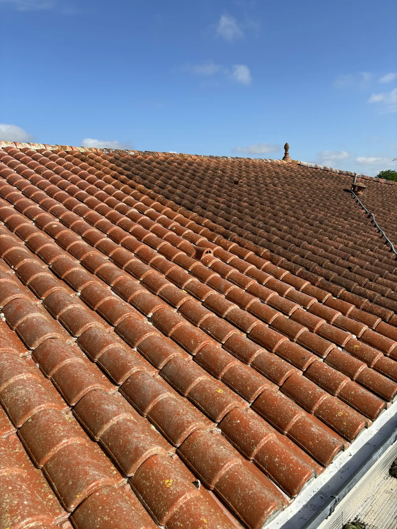 Toiture en tuiles refaite avec alignement précis