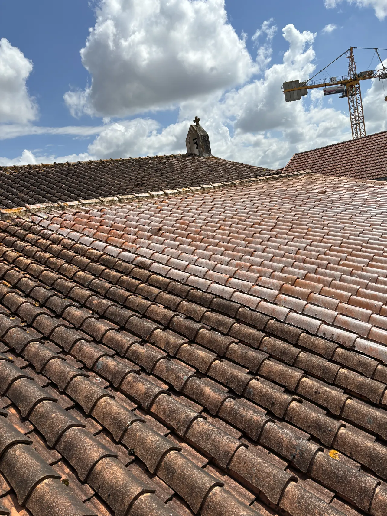 Chantier de toiture avec matériel de levage