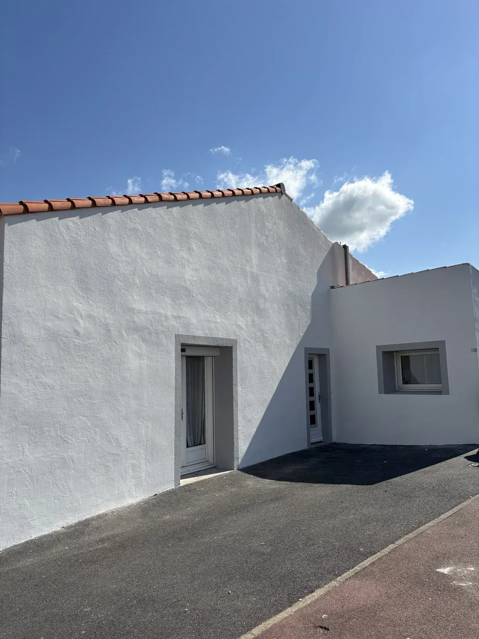 Façade rénovée et peinte en blanc