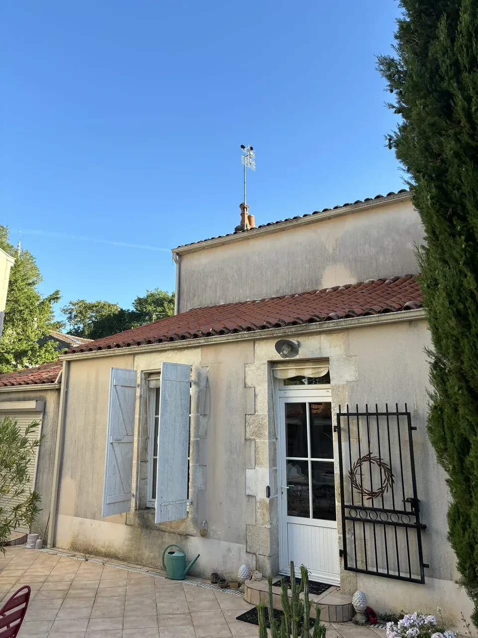 Maison avant les travaux de réparation de toiture
