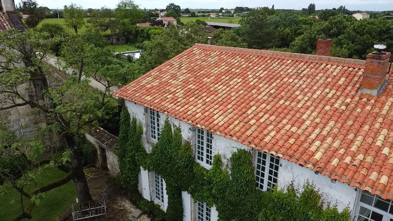 Vue aérienne d'une maison et de son environnement